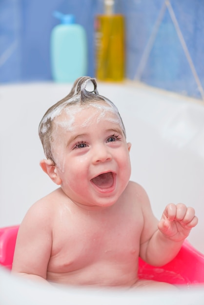 Baño de bebé feliz