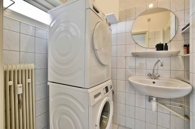 Baño compacto con lavabo y espejo en estilo blanco.