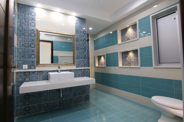 Baño de diseño moderno azul