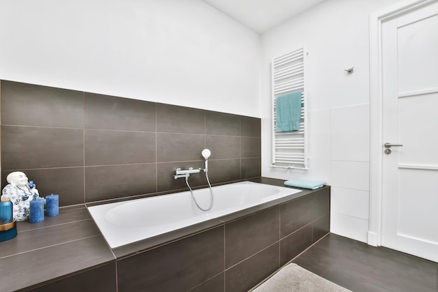 El baño es de estilo minimalista con una cómoda bañera.