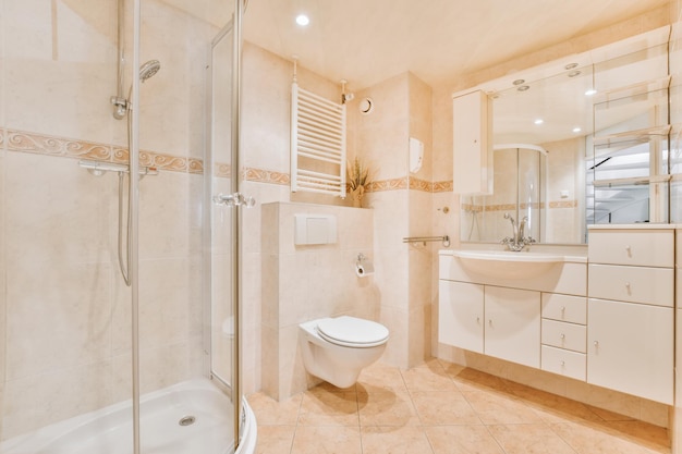 Baño en estilo beige