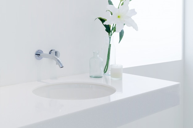 Un baño de estilo moderno con lavabo en color blanco.