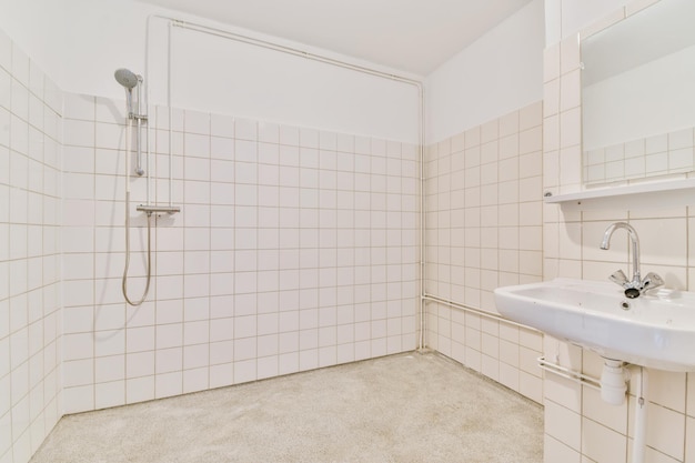 Baño grande con ducha y pared de azulejos.