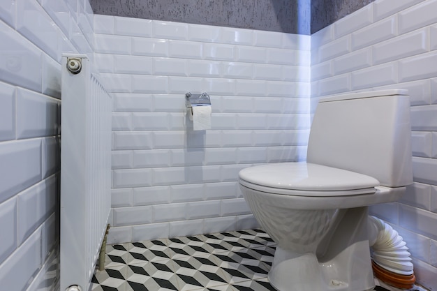 Baño inodoro blanco con azulejos