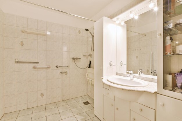 Un baño con lavabo, ducha y espejo.