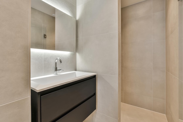 Baño minimalista con espejo iluminado