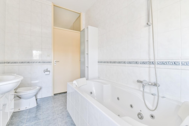 Baño moderno y acogedor en un elegante alojamiento