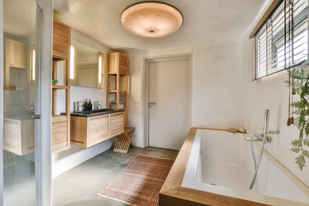 Baño moderno con ducha y lavabo.