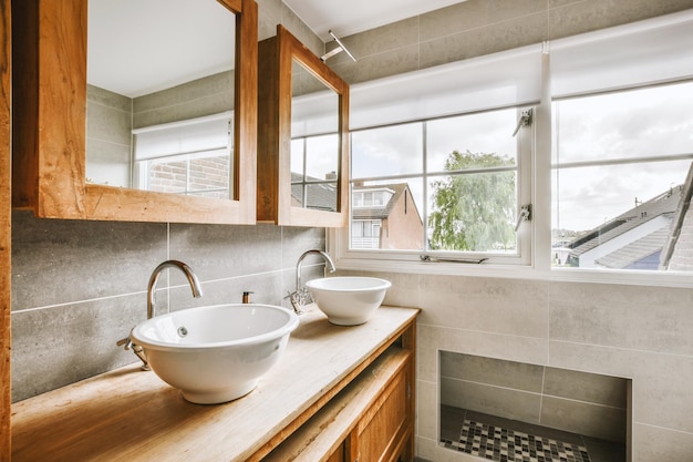 Baño moderno con ducha y lavabo.