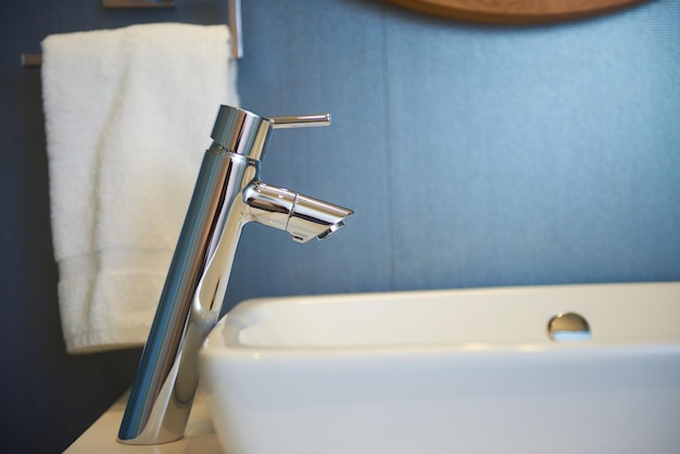 baño moderno de la habitación del hotel