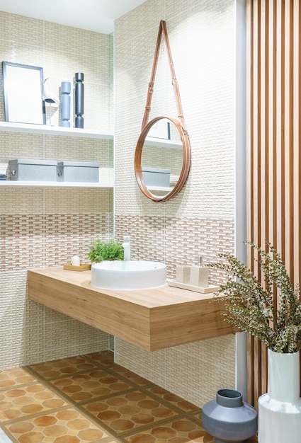 Foto baño moderno de madera con espejo, inodoro, mueble y lavabo.