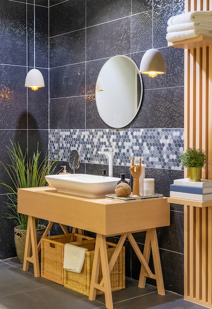 Baño moderno de madera con espejo, inodoro, mueble y lavabo.