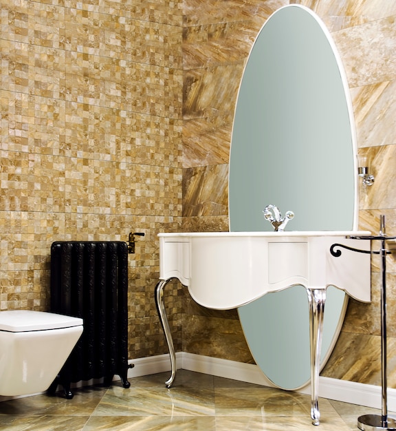 baño moderno con pared de azulejos beige