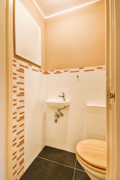 Baño pequeño en apartamento moderno