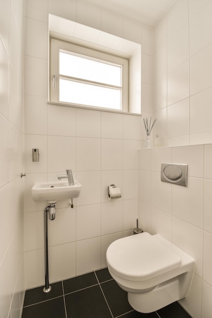 Baño pequeño en apartamento moderno