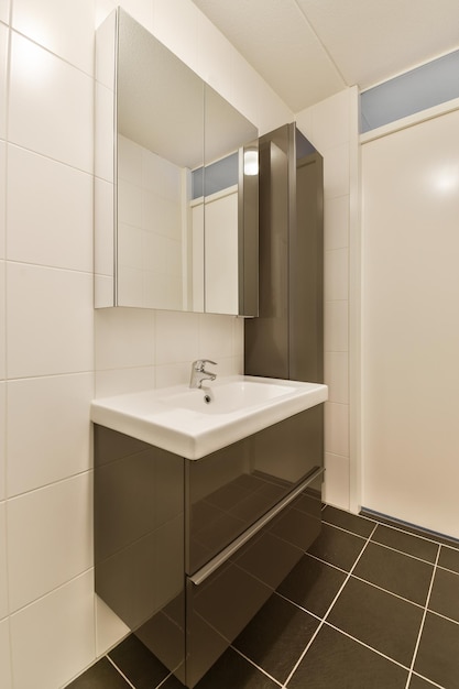 Baño pequeño en apartamento moderno