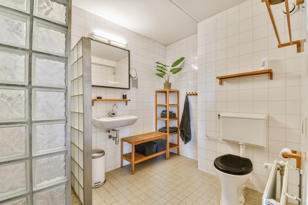 Baño pequeño en apartamento moderno