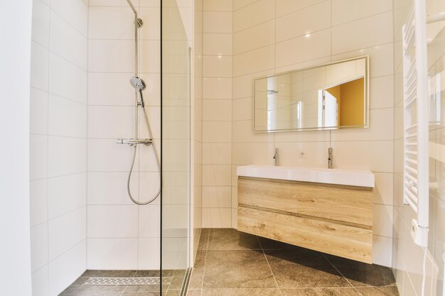 Baño pequeño en apartamento moderno