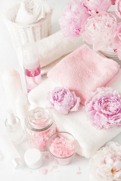 Baño y spa con flores de peonía productos de belleza toallas