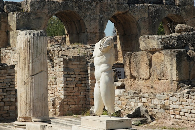 Baños de Adriano en la ciudad antigua de Afrodisias en Aydin Turkiye