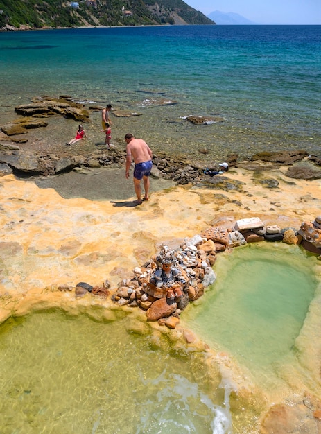 Baños curativos naturales en las aguas termales con agua mineral en un balneario griego en Grecia