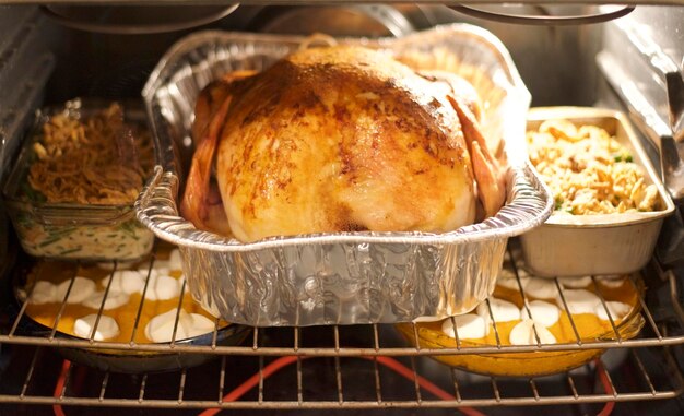 Foto banquete de acción de gracias y pavo asado en el horno