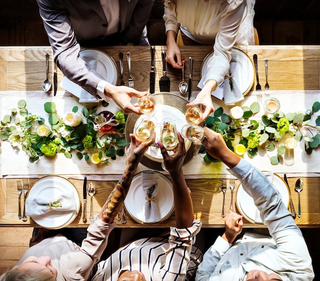 Banquete de boda con un brindis en una mesa de boda