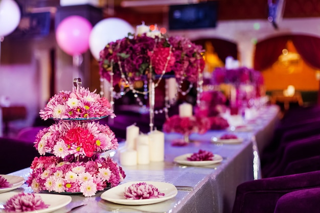 Banquete de boda flores de mesa y velas blancas sobre la mesa.