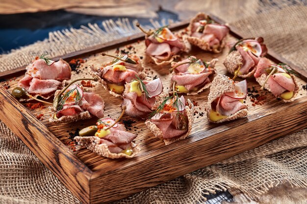 Banquete de catering al aire libre en verano. Mesa con bocadillos y canapés en un banquete de verano.