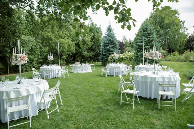 Banquete de casamento ao ar livre, decoração de casamento nas mesas dos convidados