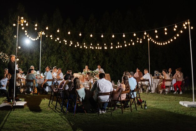 Banquete de casamento com guirlandas