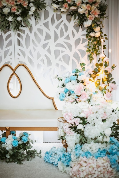 Foto banquete de casamento. decorado por flores.