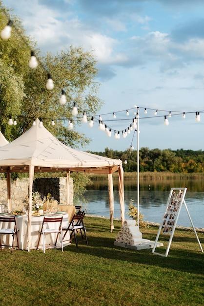 Banquete festivo de casamento ao ar livre perto da água