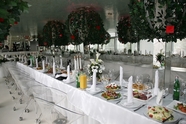 Banquete festivo decorado com comida no restaurante