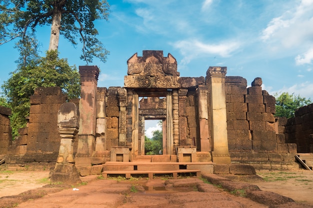 Banteay Srei al norte de la ciudad del templo de Angkor. Baanteay Srei es uno de los templos antiguos más populares de Siem Reap, tallados en piedra arenisca roja Camboya