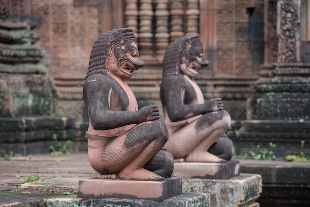 Foto banteay srei ou banteay srey, o antigo do templo cambojano dedicado ao deus hindu shiva, angkor, templo do khmer, siem reap, camboja - conceito de viagem.