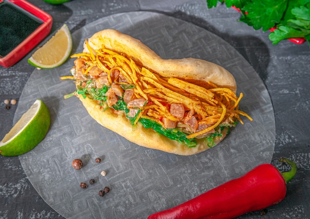 Bao Burger mit Filet aus Ölfisch, Wolfsbarsch und Krabben in Erdnusssauce.