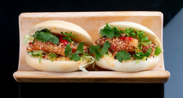 Bao Rollos de arroz al vapor con gambas y hierbas Sobre un fondo negro Plato vegetariano