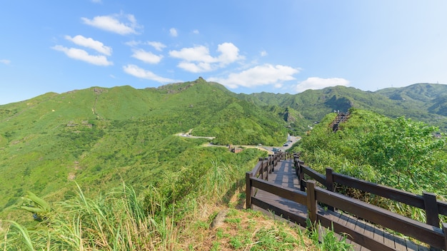 Foto baoshishan lookout varanda de madeira em ruifang, nova cidade de taipei, taiwan