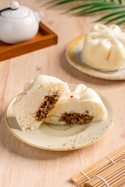 Baozi o Bakpao es un tipo de bollo relleno con levadura en varias cocinas chinas.