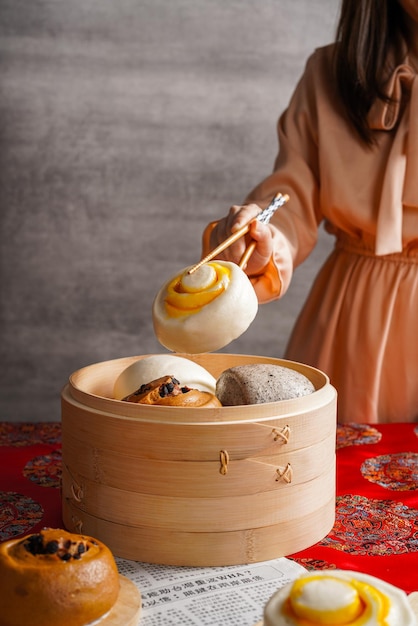 Baozi o bao, es un tipo de bollo relleno de levadura en varias cocinas chinas.