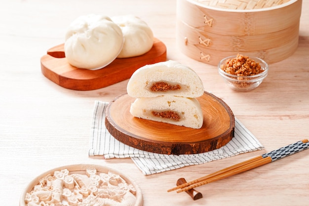 Baozi o bollos chinos al vapor es un tipo de bollo relleno con levadura en varias cocinas chinas