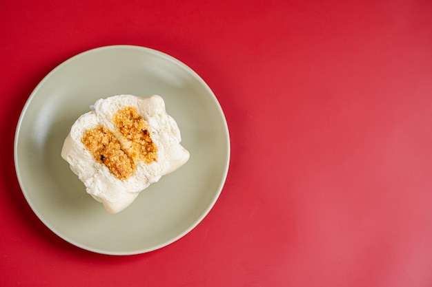 Baozi oder Bakpao ist eine Art von Hefe gefüllter Brötchen in verschiedenen chinesischen Küchen