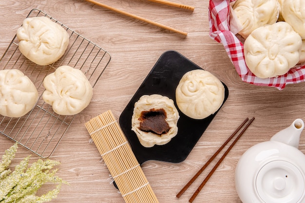 Baozi oder Bakpao ist eine Art von Hefesäuerten gefüllten Brötchen in verschiedenen chinesischen Küchen Es gibt viele Variationen bei der Füllung von Fleisch oder vegetarisch und Zubereitungen, obwohl die Brötchen meistens gedünstet werden