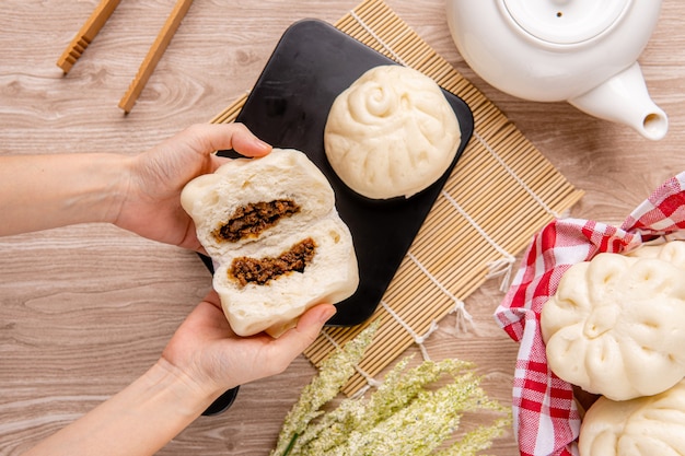 Baozi oder Bakpao ist eine Art von Hefesäuerten gefüllten Brötchen in verschiedenen chinesischen Küchen Es gibt viele Variationen bei der Füllung von Fleisch oder vegetarisch und Zubereitungen, obwohl die Brötchen meistens gedünstet werden