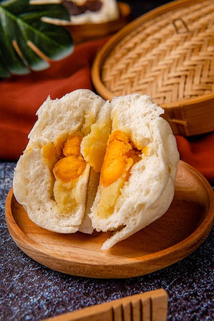 Baozi oder bakpao ist eine art von hefesäuerten gefüllten brötchen in verschiedenen chinesischen küchen es gibt viele variationen bei der füllung von fleisch oder vegetarisch und zubereitungen, obwohl die brötchen meistens gedünstet werden