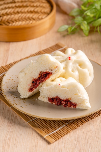 Baozi oder Bakpao ist eine Art von Hefesäuerten gefüllten Brötchen in verschiedenen chinesischen Küchen