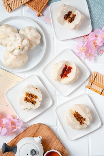 Baozi oder chinesische Dampfbrötchen sind eine Art von Hefe gefüllten Brötchen in verschiedenen chinesischen Küchen