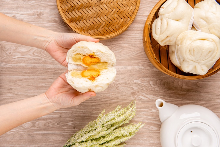 Foto baozi ou bakpao é um tipo de pão de fermento recheado com fermento em várias cozinhas chinesas. existem muitas variações nos recheios de carne ou vegetarianos e preparações, embora os pães sejam na maioria das vezes cozidos no vapor