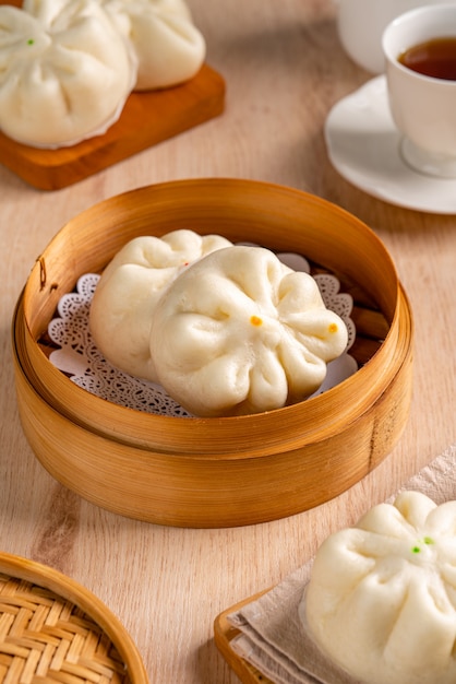 Baozi ou Bakpao é um tipo de pão de fermento recheado com fermento em várias cozinhas chinesas